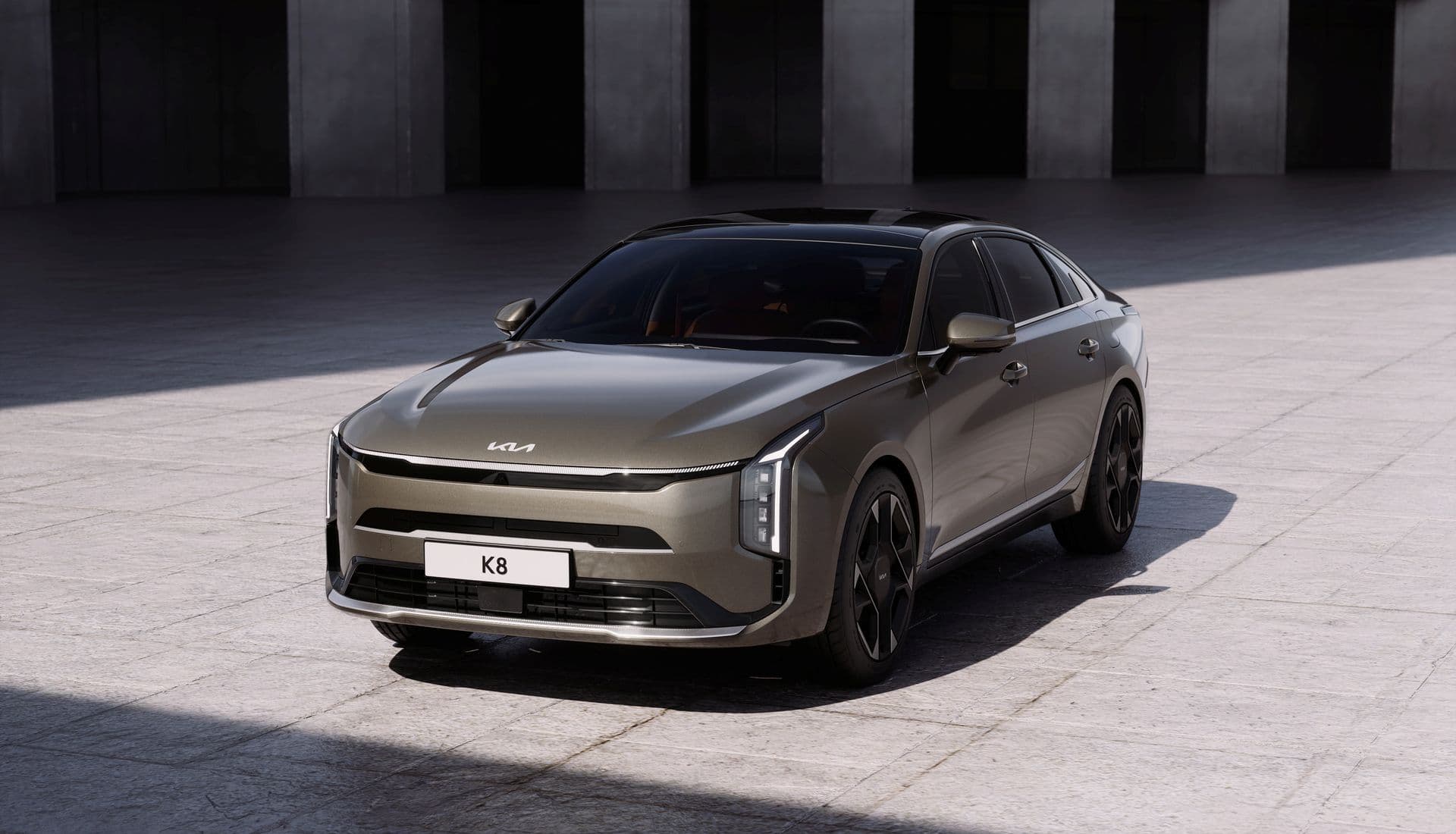 Kia K8 in a modern architectural setting