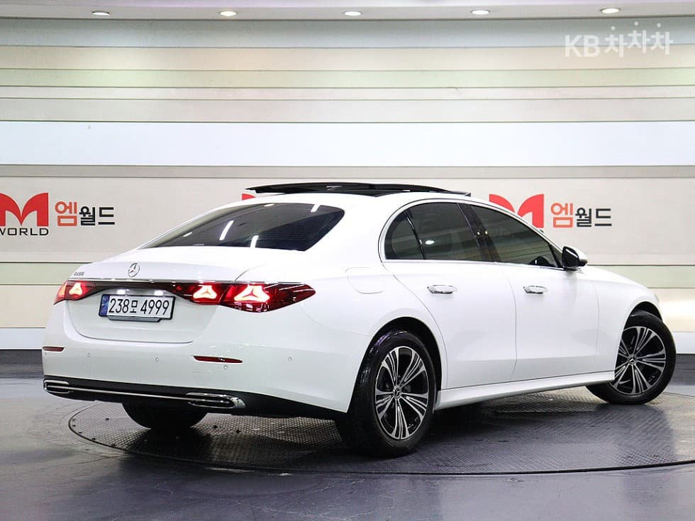 Mercedes-Benz E-Class (W214) E200 Avantgrade - Image 4