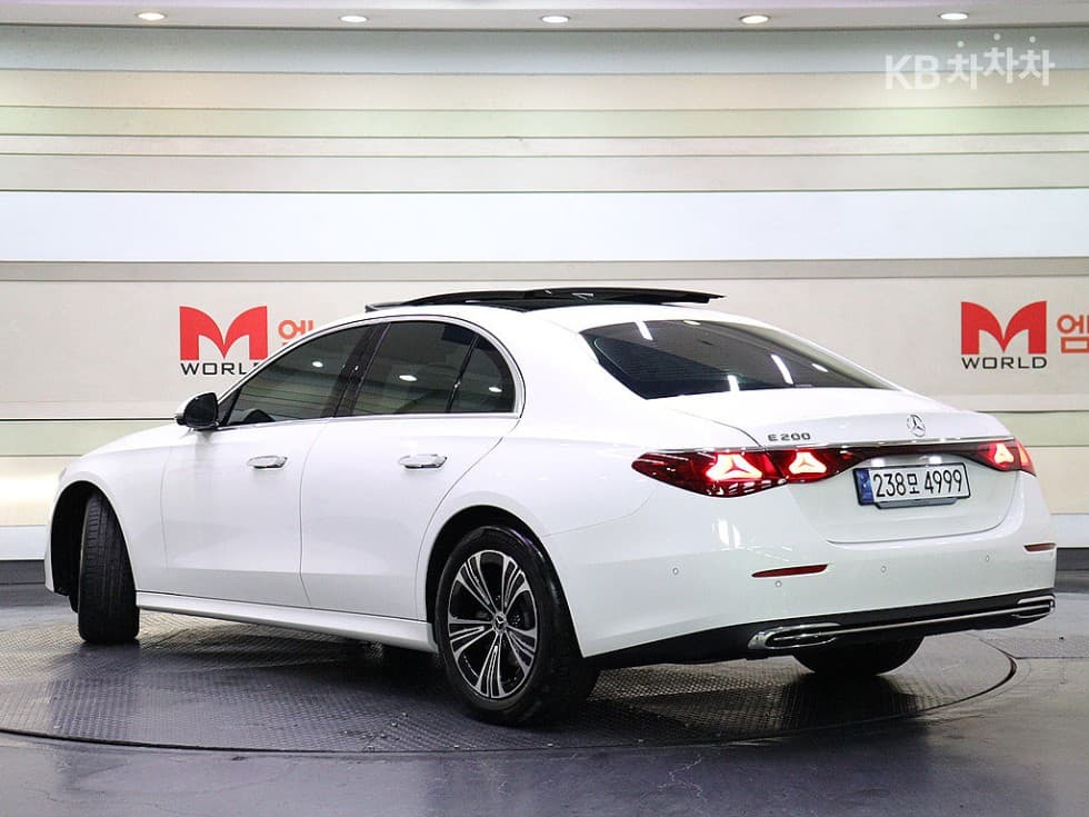 Mercedes-Benz E-Class (W214) E200 Avantgrade - Image 2