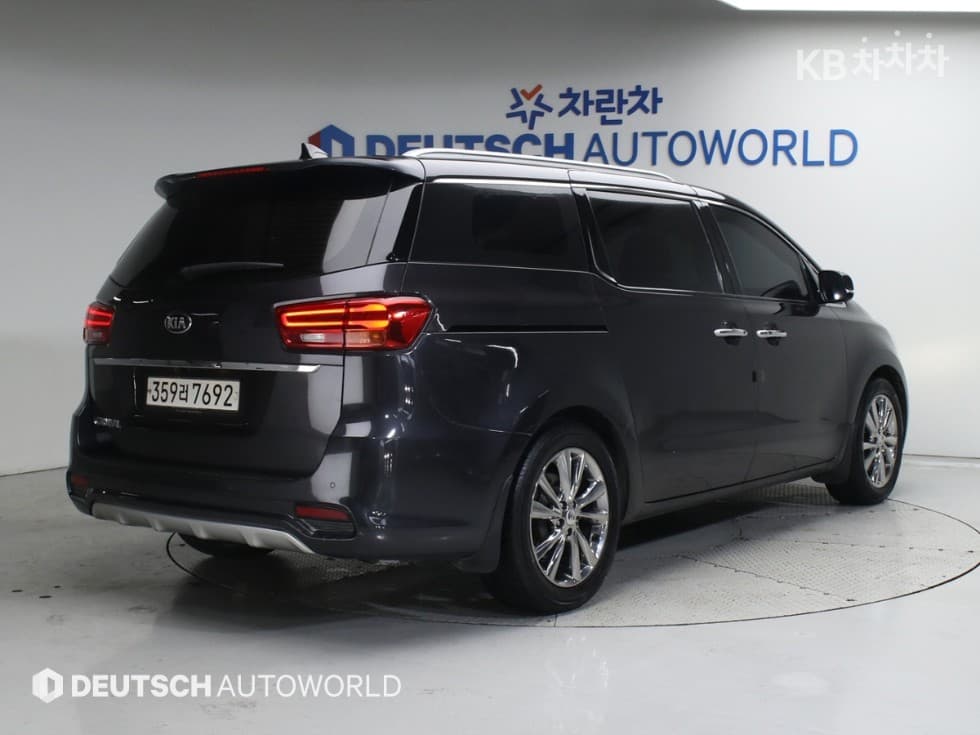 Киа The New (фейслифт) Канивал9-местен 2.2 Дизел Noblesse - 2