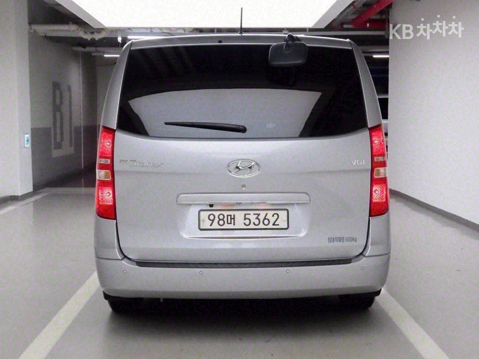 Hyundai Grand Starex5-seater Van Smart - 3