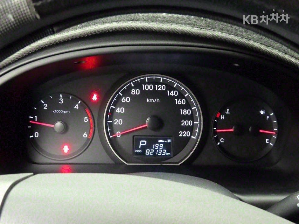 Hyundai Grand Starex5-seater Van Smart - 6