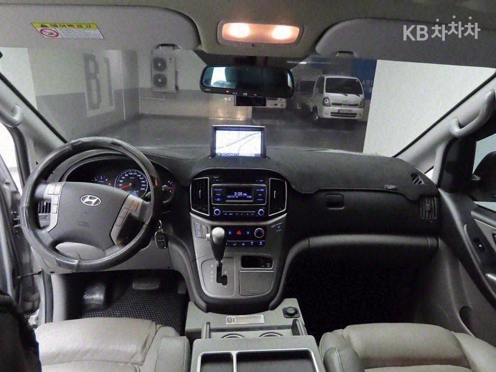 Hyundai Grand Starex5-seater Van Smart - 7