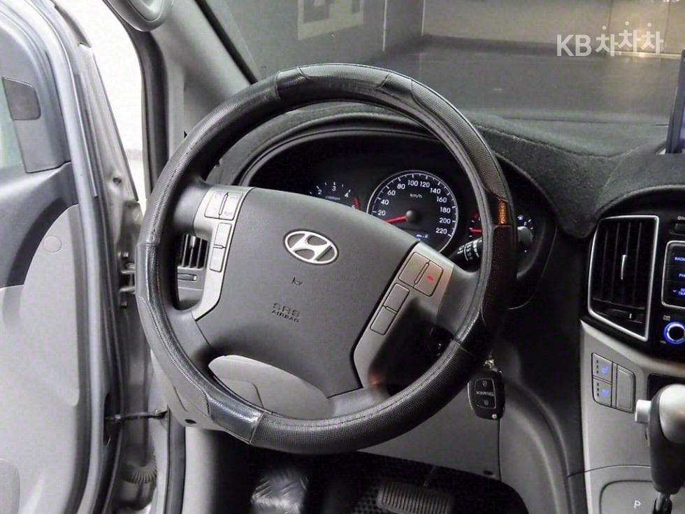 Hyundai Grand Starex5-seater Van Smart - 8