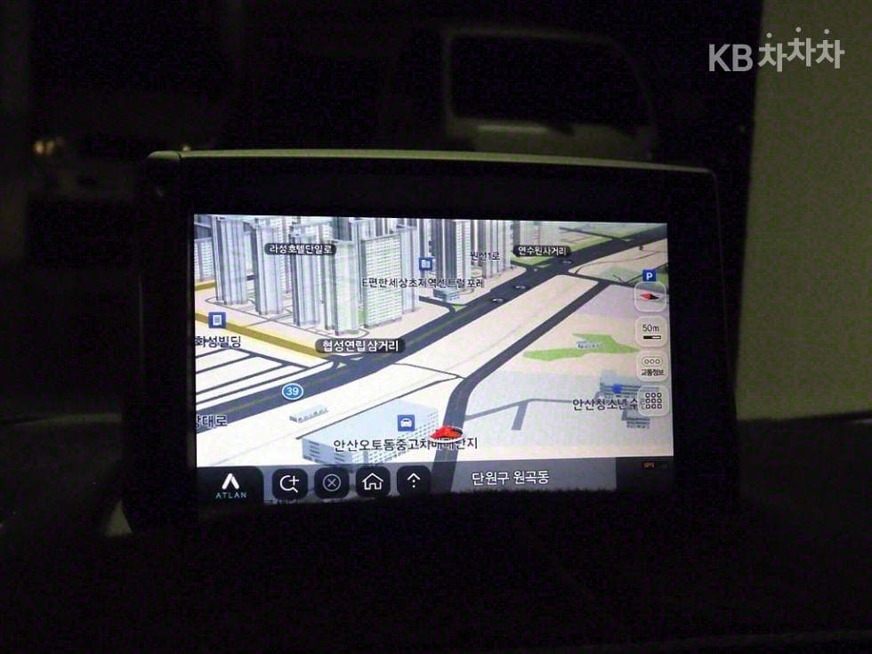 Hyundai Grand Starex5-seater Van Smart - 9