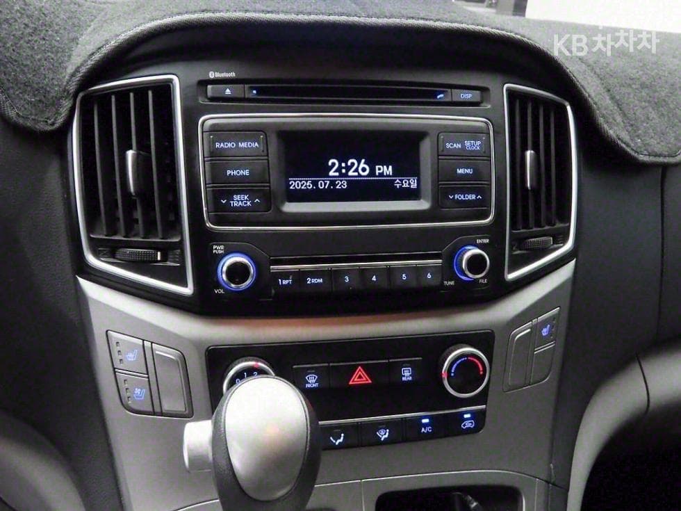 Hyundai Grand Starex5-seater Van Smart - 10