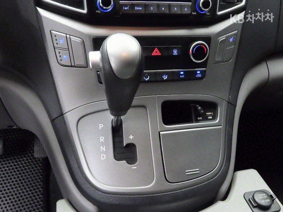 Hyundai Grand Starex5-seater Van Smart - 11