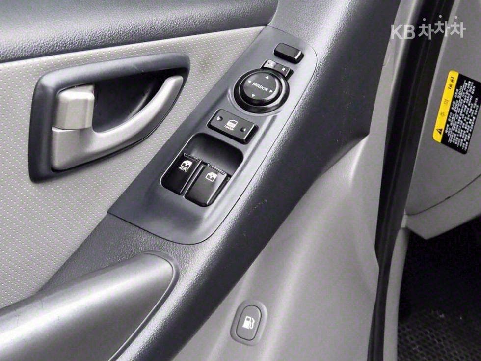 Hyundai Grand Starex5-seater Van Smart - 12