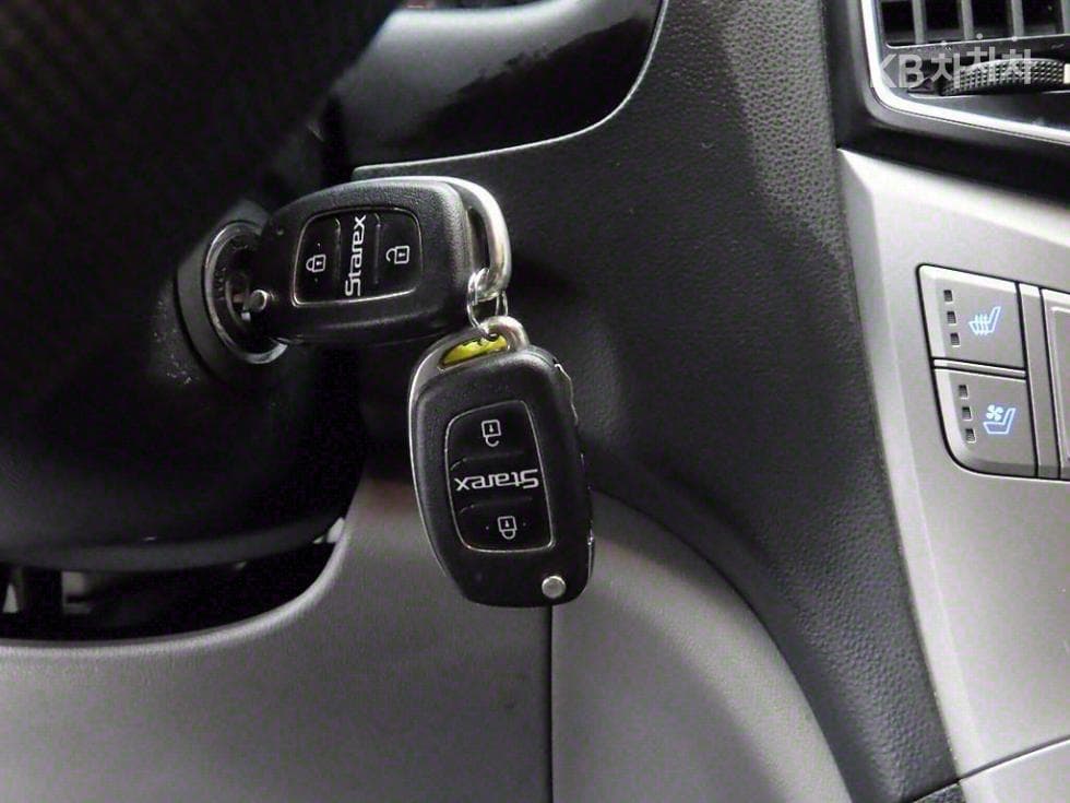 Hyundai Grand Starex5-seater Van Smart - 13
