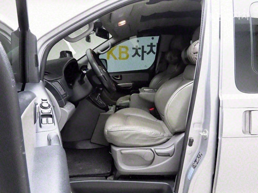 Hyundai Grand Starex5-seater Van Smart - 14