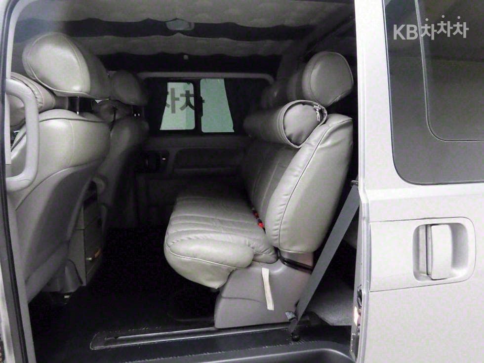 Hyundai Grand Starex5-seater Van Smart - 15
