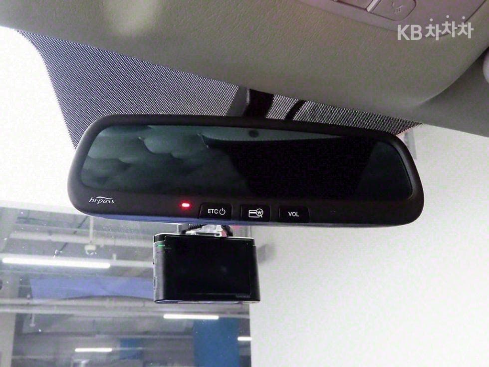 Hyundai Grand Starex5-seater Van Smart - 17