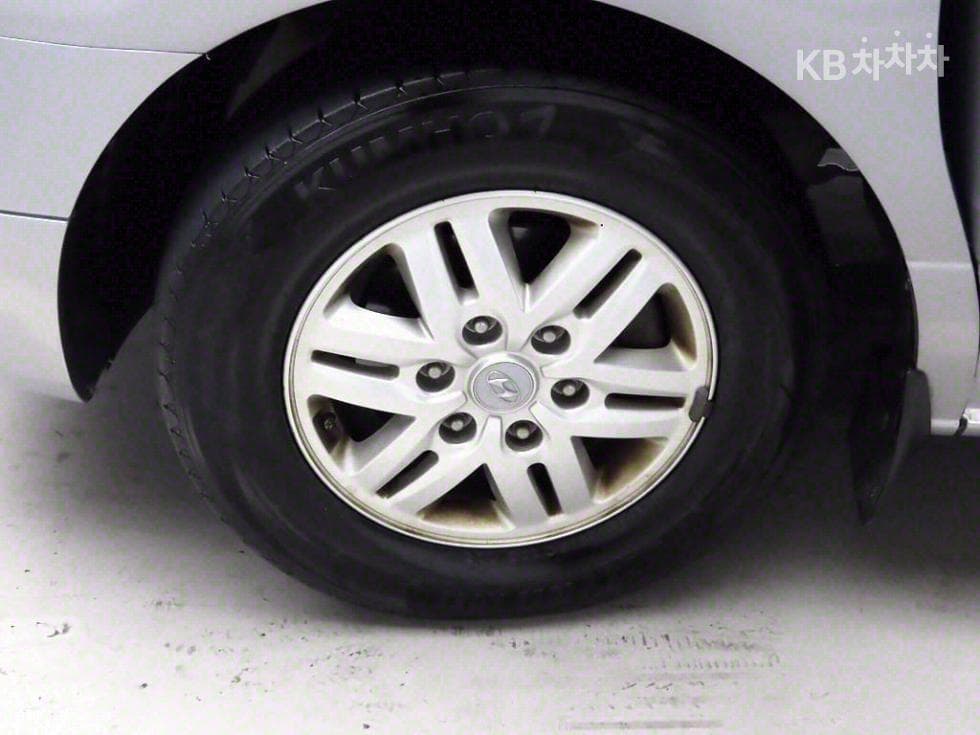 Hyundai Grand Starex5-seater Van Smart - 19