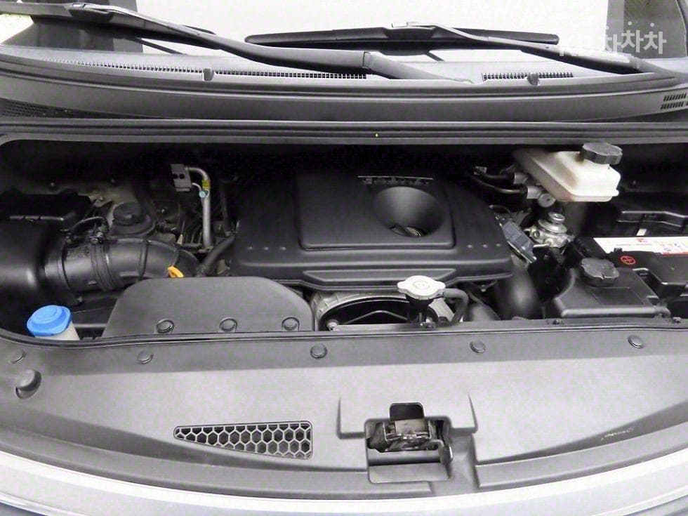 Hyundai Grand Starex5-seater Van Smart - 20