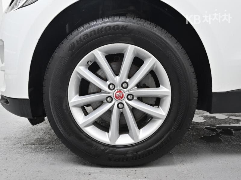 Jaguar F-PACE20d Portfolio - 5