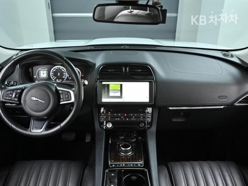 Jaguar F-PACE20d Portfolio - 7