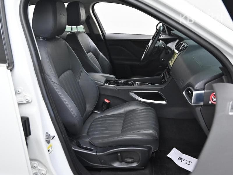 Jaguar F-PACE20d Portfolio - 10