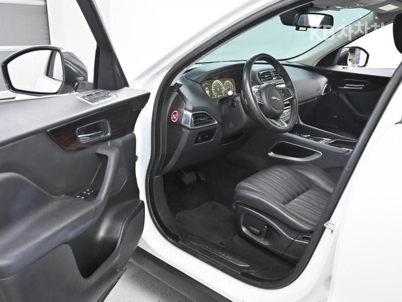 Jaguar F-PACE20d Portfolio - 11