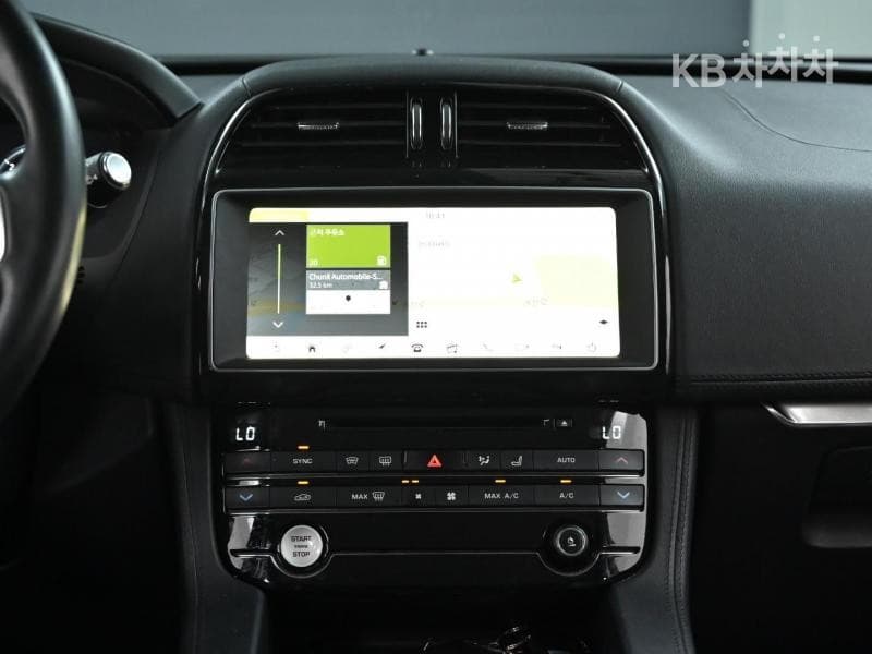 Jaguar F-PACE20d Portfolio - 14