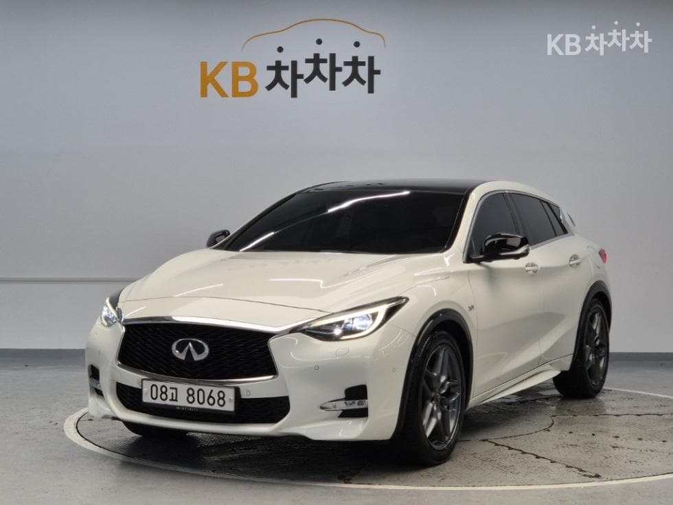 Местен피니티 Q30 2.0t Exclusive - Image 1
