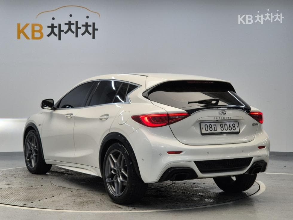 Местен피니티 Q302.0t Exclusive - 2