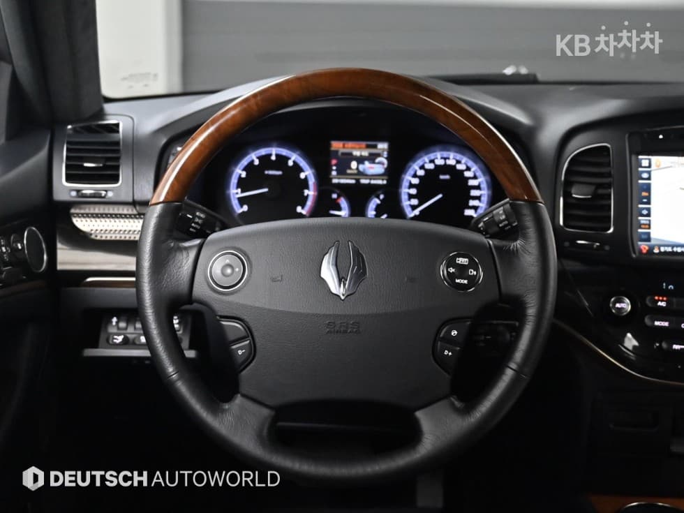 КейДжи Мобилити Нов체어맨WCW700 4TRONIC 5-местен Лимузин - 13