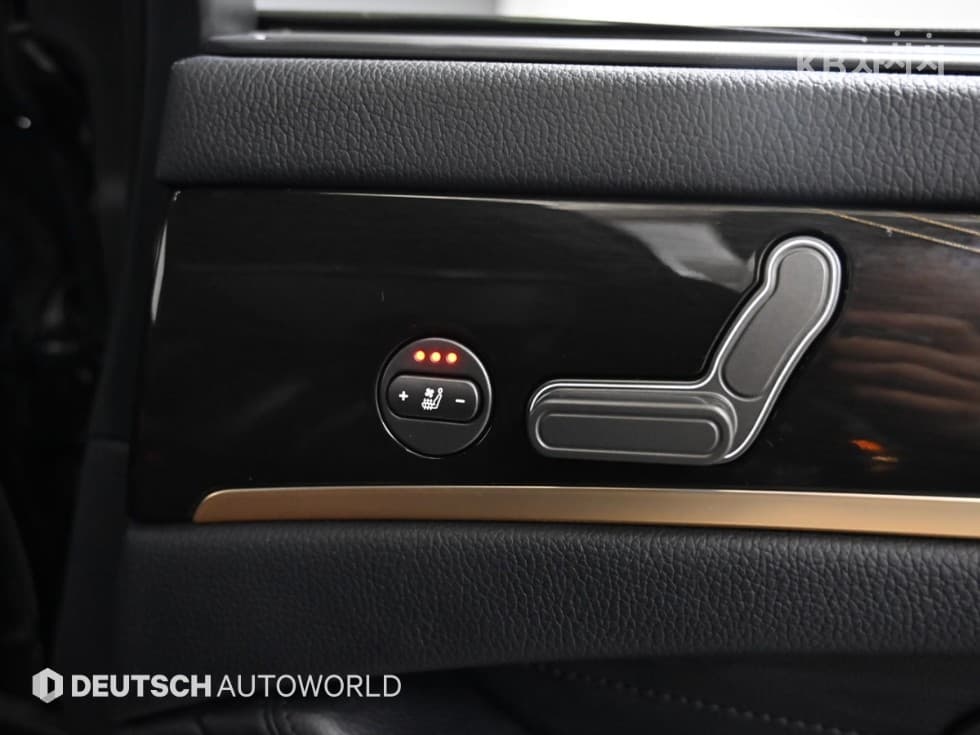 КейДжи Мобилити Нов체어맨WCW700 4TRONIC 5-местен Лимузин - 16