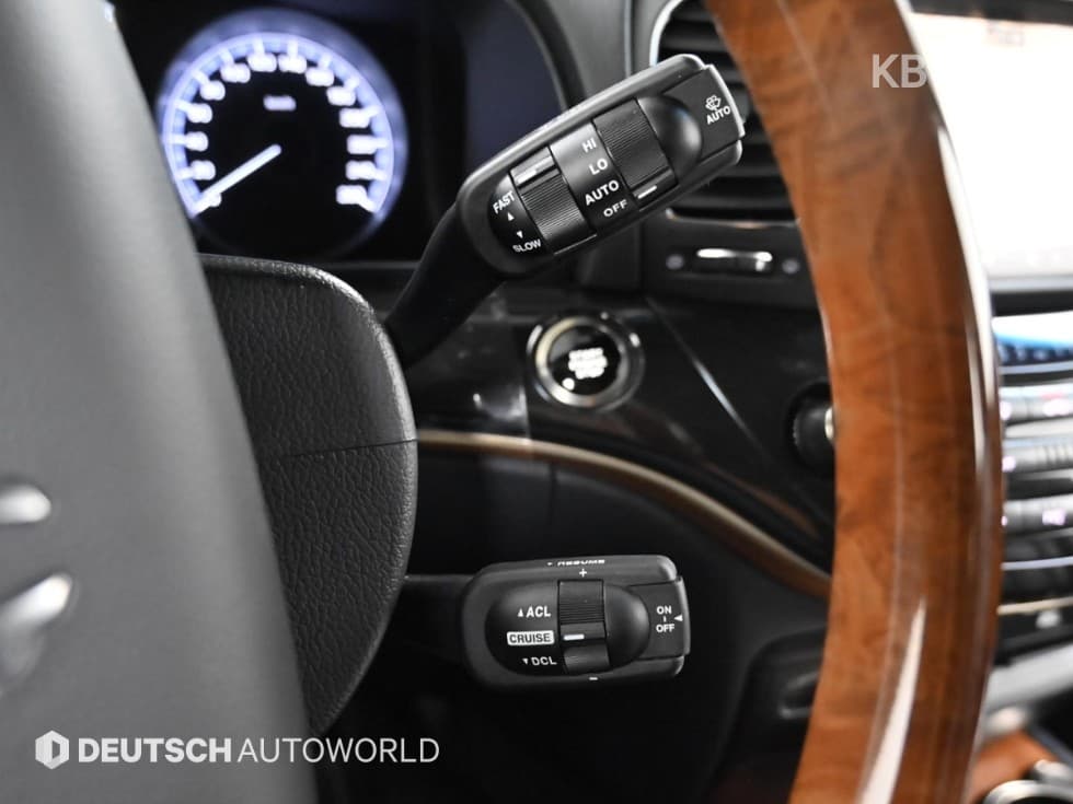 КейДжи Мобилити Нов체어맨WCW700 4TRONIC 5-местен Лимузин - 17