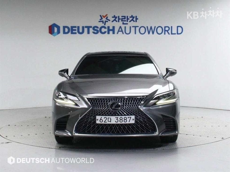 Lexus LS 5th Generation 500 AWD LUXURY - Image 3