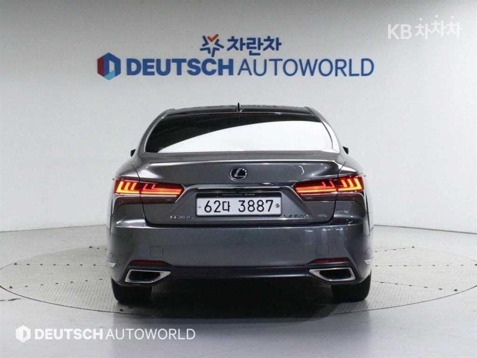 Lexus LS 5th Generation 500 AWD LUXURY - Image 4