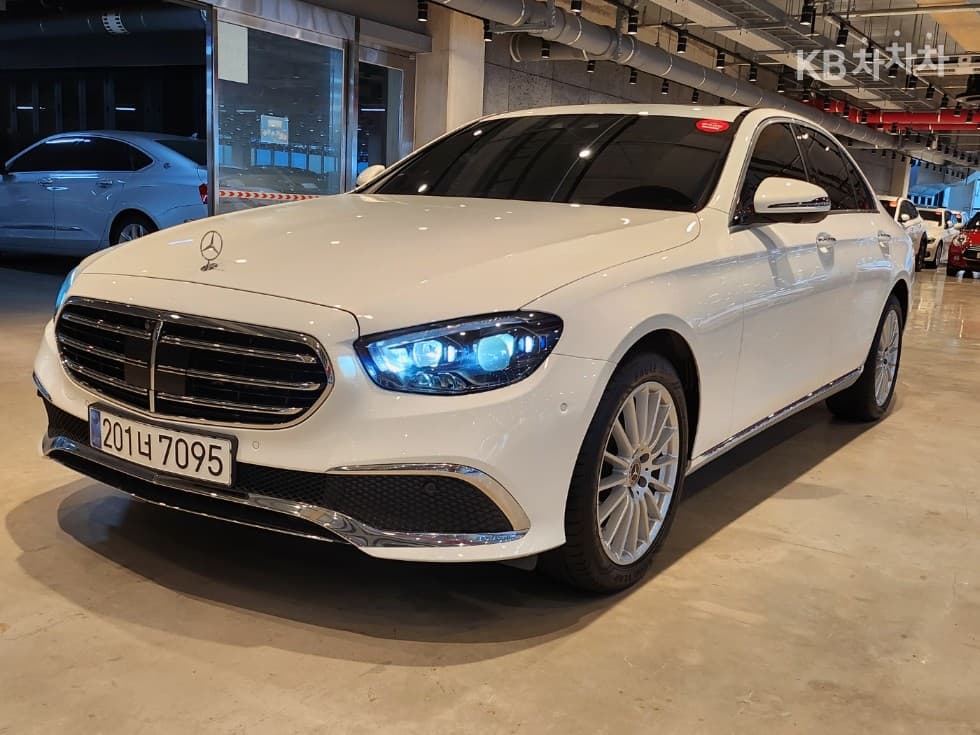 Mercedes-Benz E-Class (W213) E250 Exclusive - Image 1