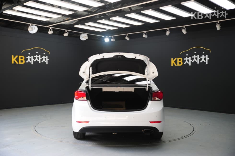 Хюндай The New (фейслифт) Avante (Elantra)1.6 GDi Modern Стандартен - 9