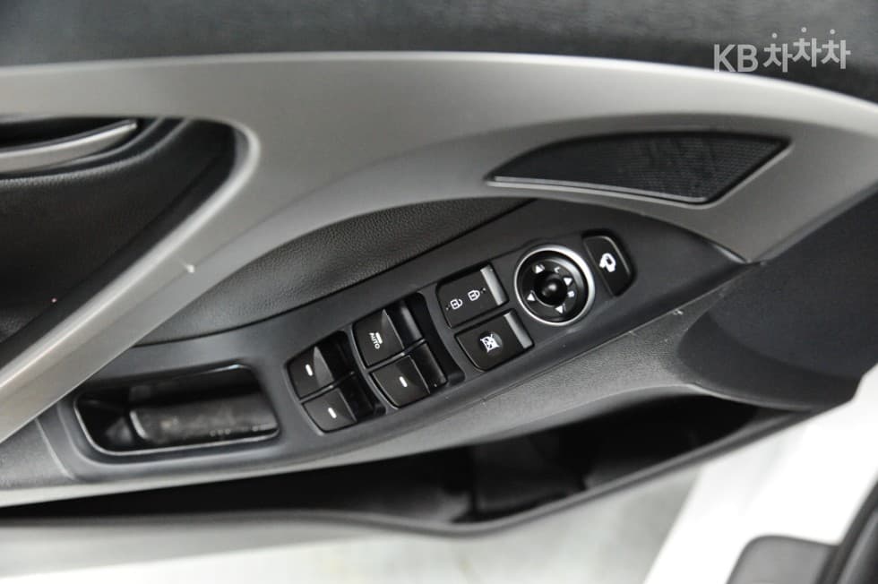 Хюндай The New (фейслифт) Avante (Elantra)1.6 GDi Modern Стандартен - 11