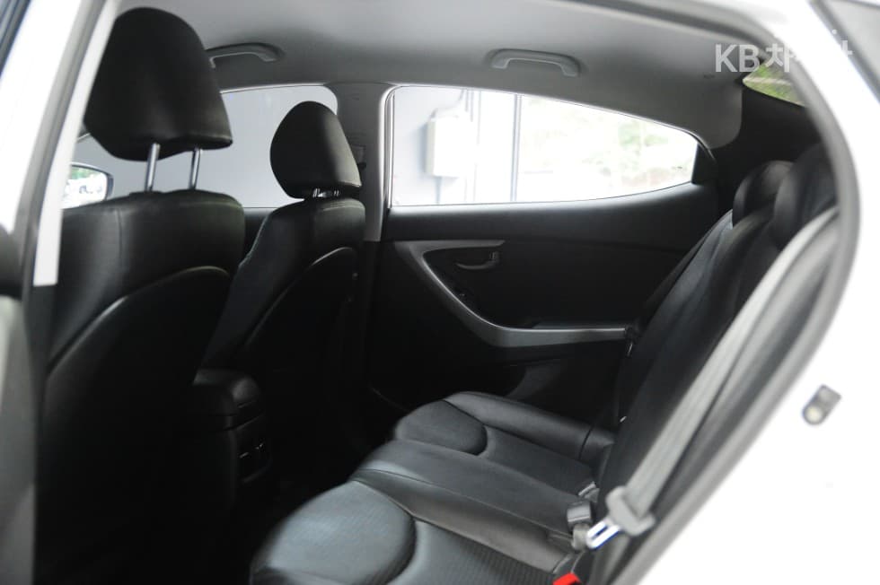 Хюндай The New (фейслифт) Avante (Elantra)1.6 GDi Modern Стандартен - 15