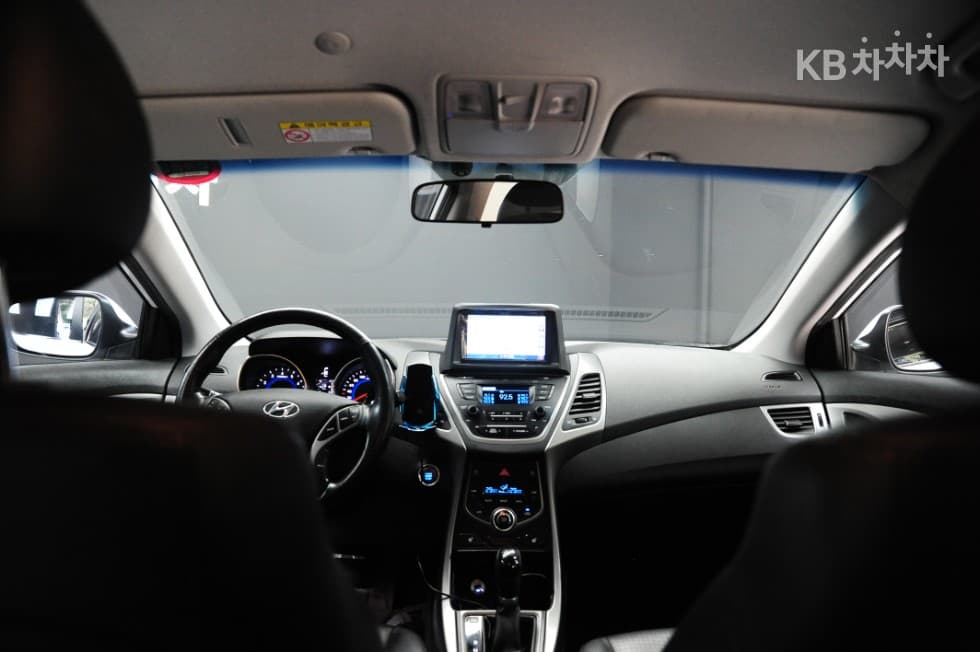 Хюндай The New (фейслифт) Avante (Elantra)1.6 GDi Modern Стандартен - 16