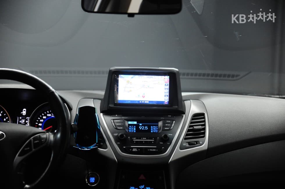 Хюндай The New (фейслифт) Avante (Elantra)1.6 GDi Modern Стандартен - 18