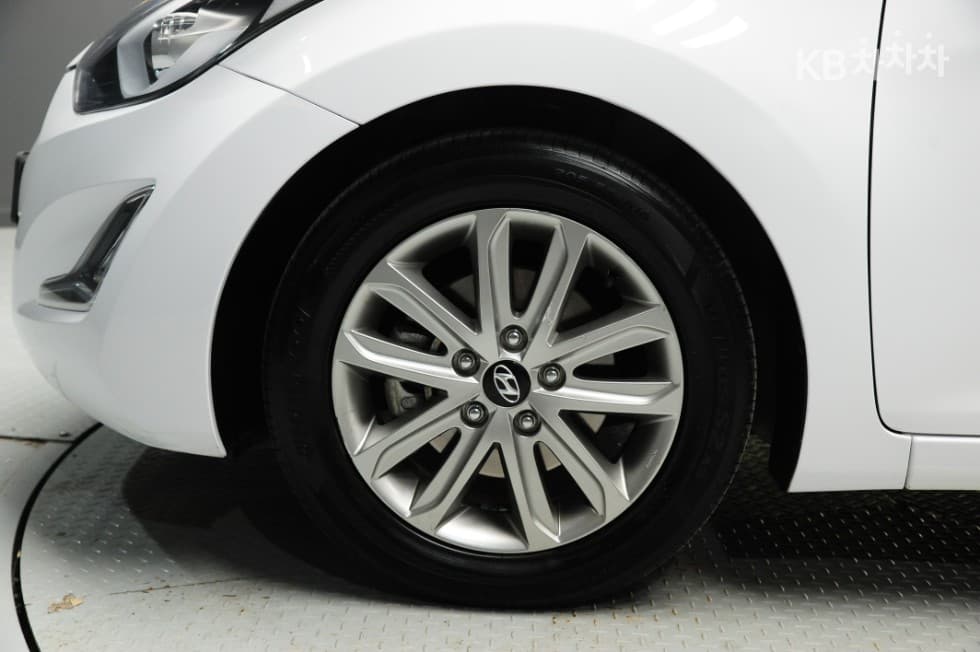 Хюндай The New (фейслифт) Avante (Elantra)1.6 GDi Modern Стандартен - 21