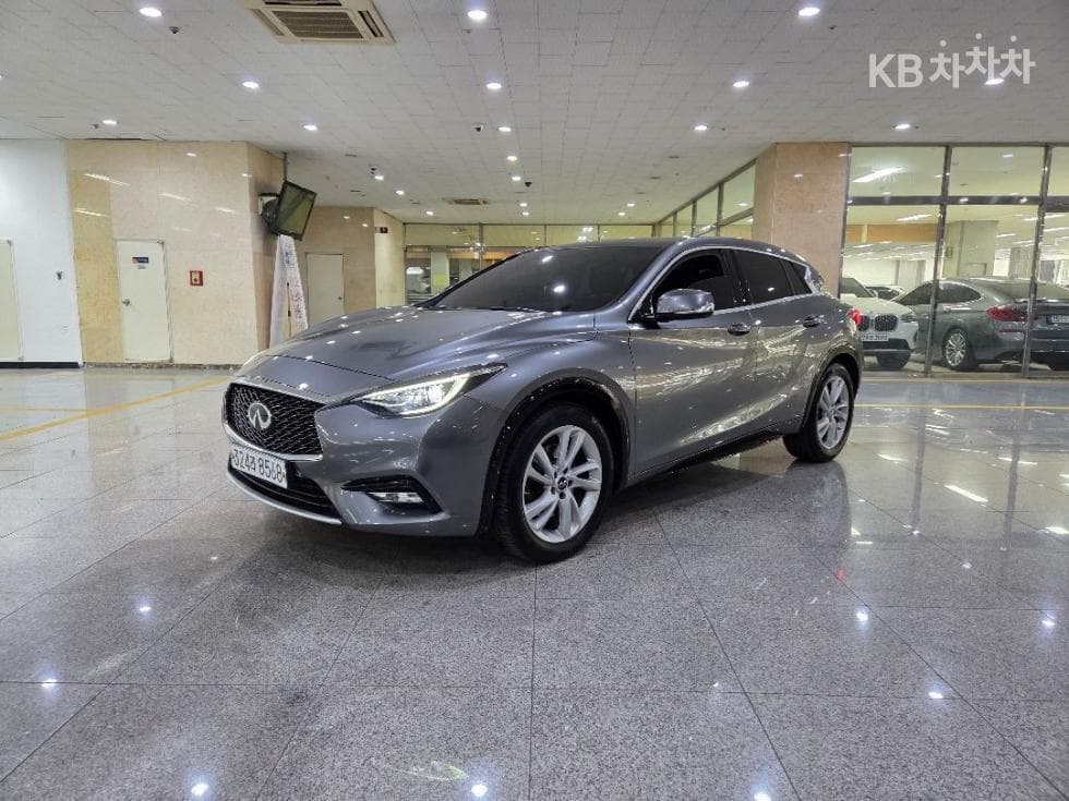 Местен피니티 Q30 2.0t ESSENTIAL(19~) - Image 1