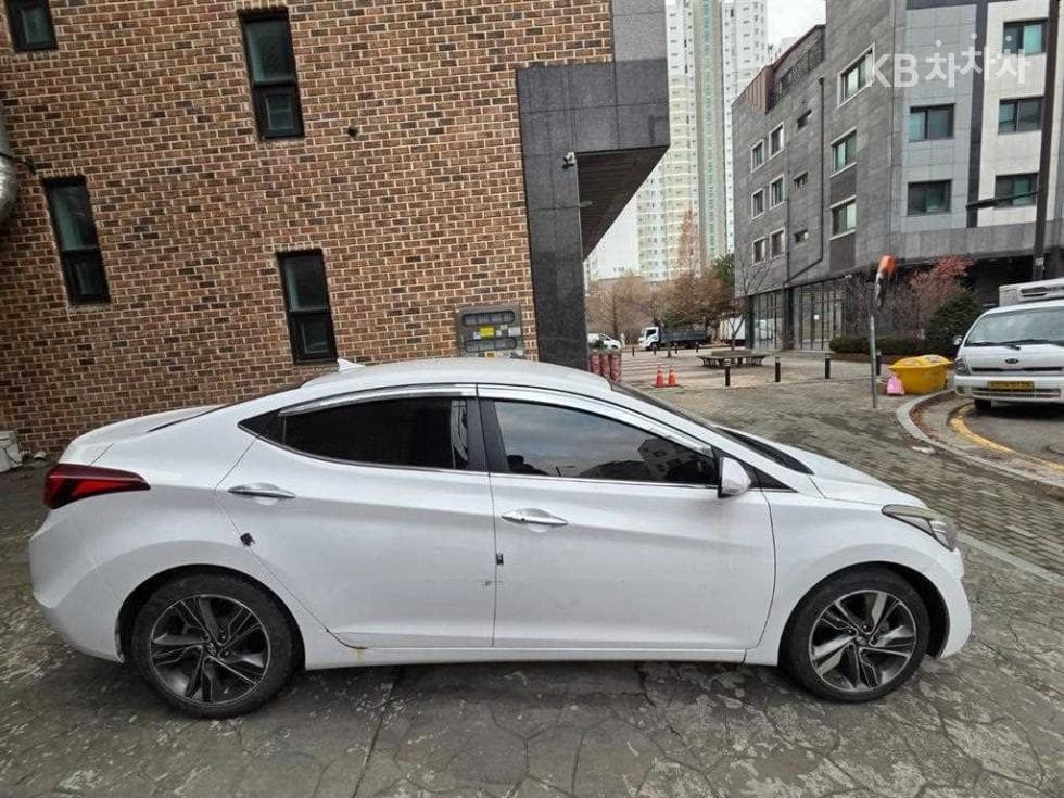 Hyundai The New (facelift) Avante (Elantra)1.6 GDi Premium Standard - 4