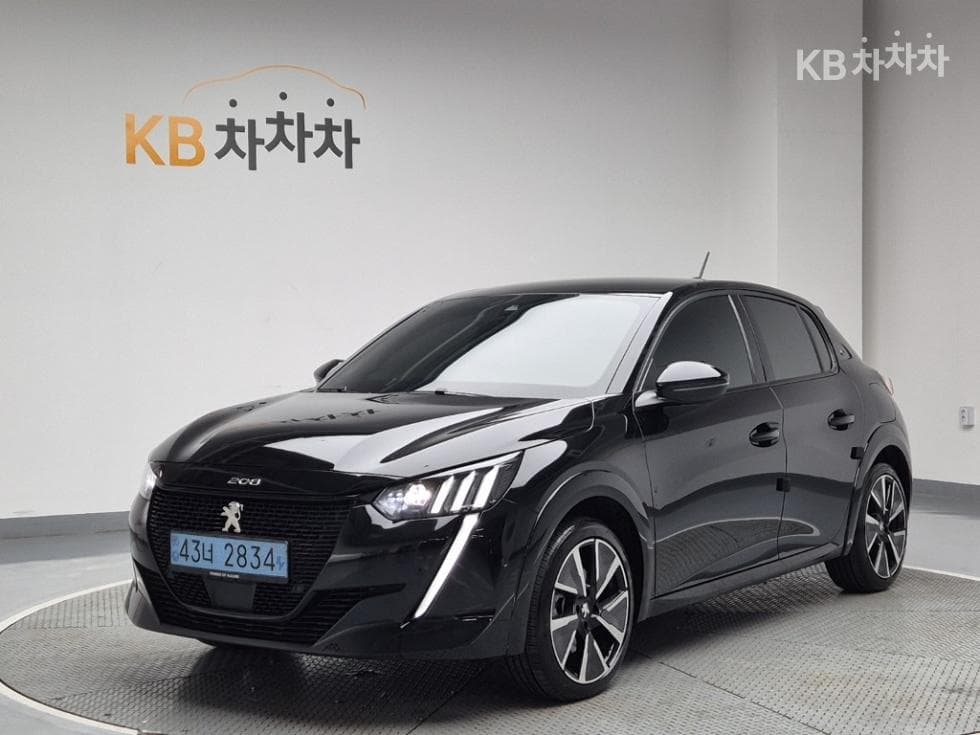 Peugeot e-208 GT - Image 1