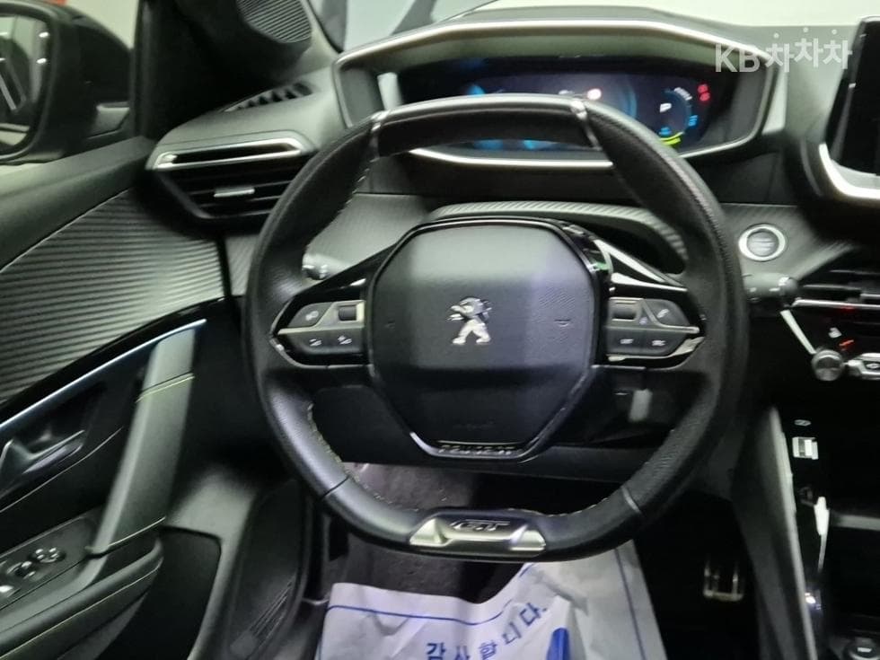 Peugeot e-208GT - 9