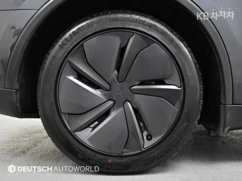 테슬라 Model YRWD Стандартен - 5