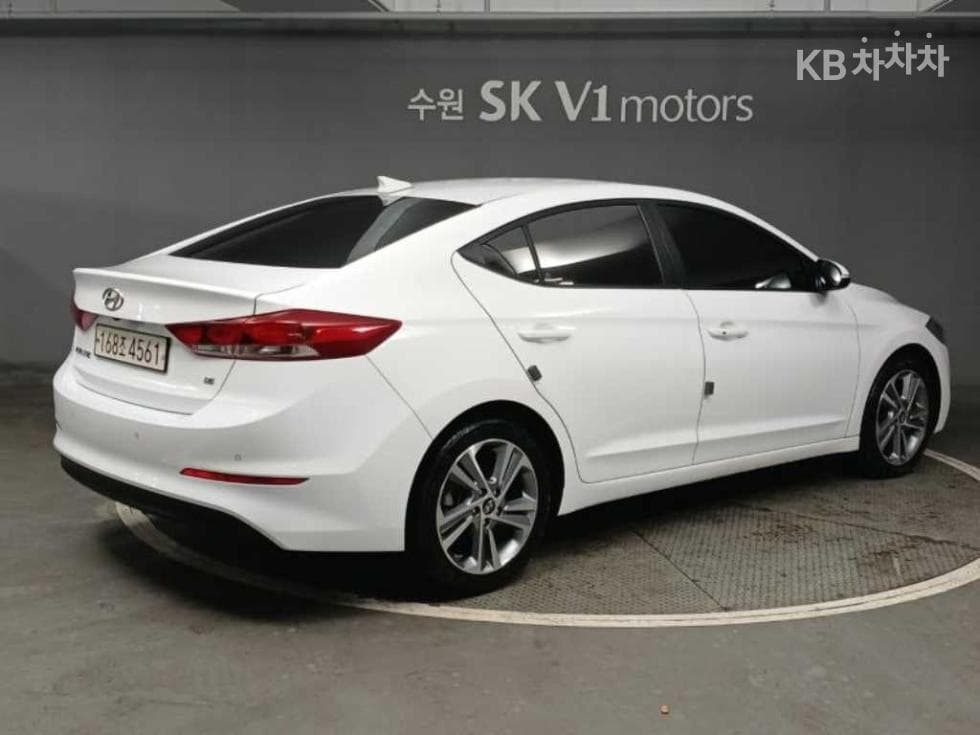 Hyundai Avante (Elantra)AD1.6 GDi Value Plus - 4