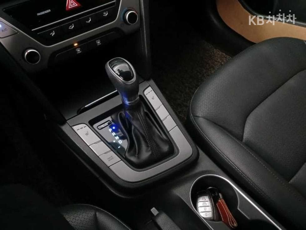 Hyundai Avante (Elantra)AD1.6 GDi Value Plus - 16