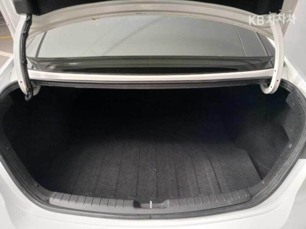 Hyundai Avante (Elantra)AD1.6 GDi Value Plus - 18