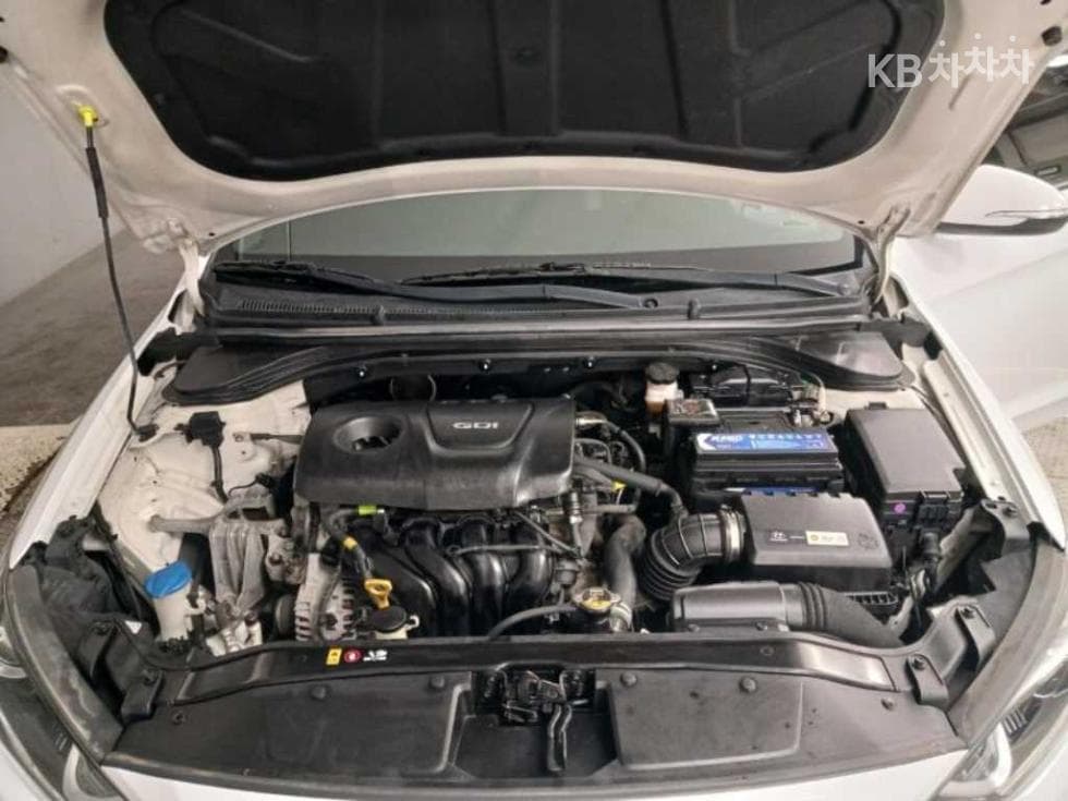 Hyundai Avante (Elantra)AD1.6 GDi Value Plus - 19