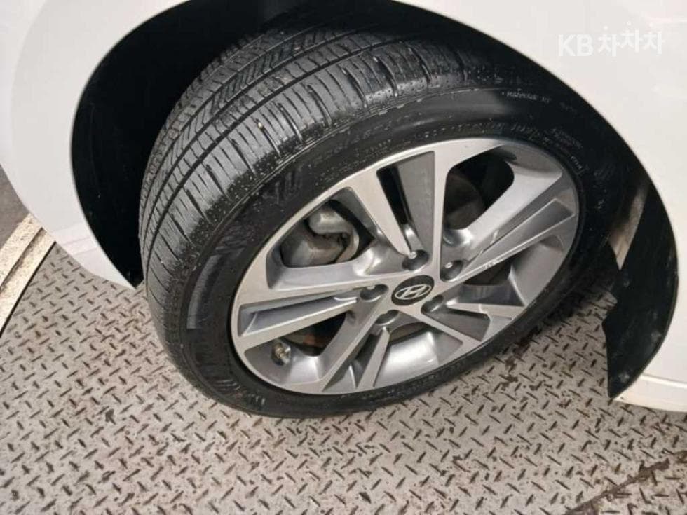 Hyundai Avante (Elantra)AD1.6 GDi Value Plus - 20