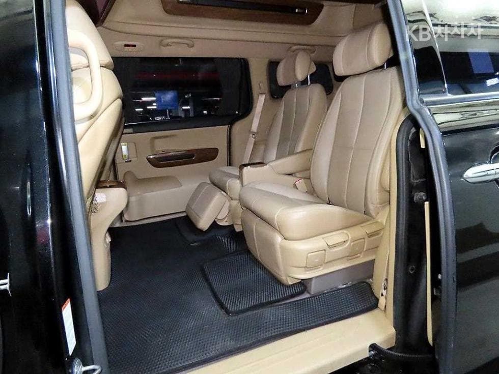 Киа All New Канивал7-местен (Лимузин) 2.2 Дизел Висок Лимузин (Канивал) VIP - 7