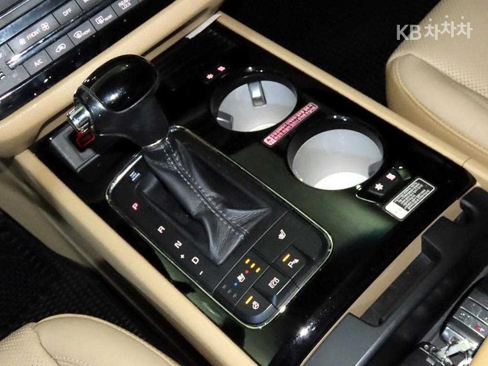 Киа All New Канивал7-местен (Лимузин) 2.2 Дизел Висок Лимузин (Канивал) VIP - 12