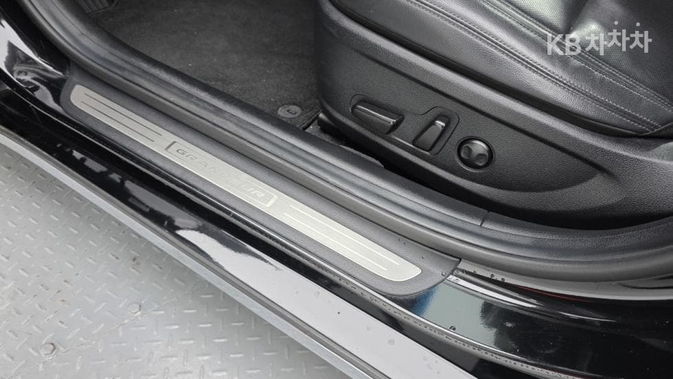 Hyundai The New (facelift) Grandeur (Azera)2.5 Premium 초이스 - 9